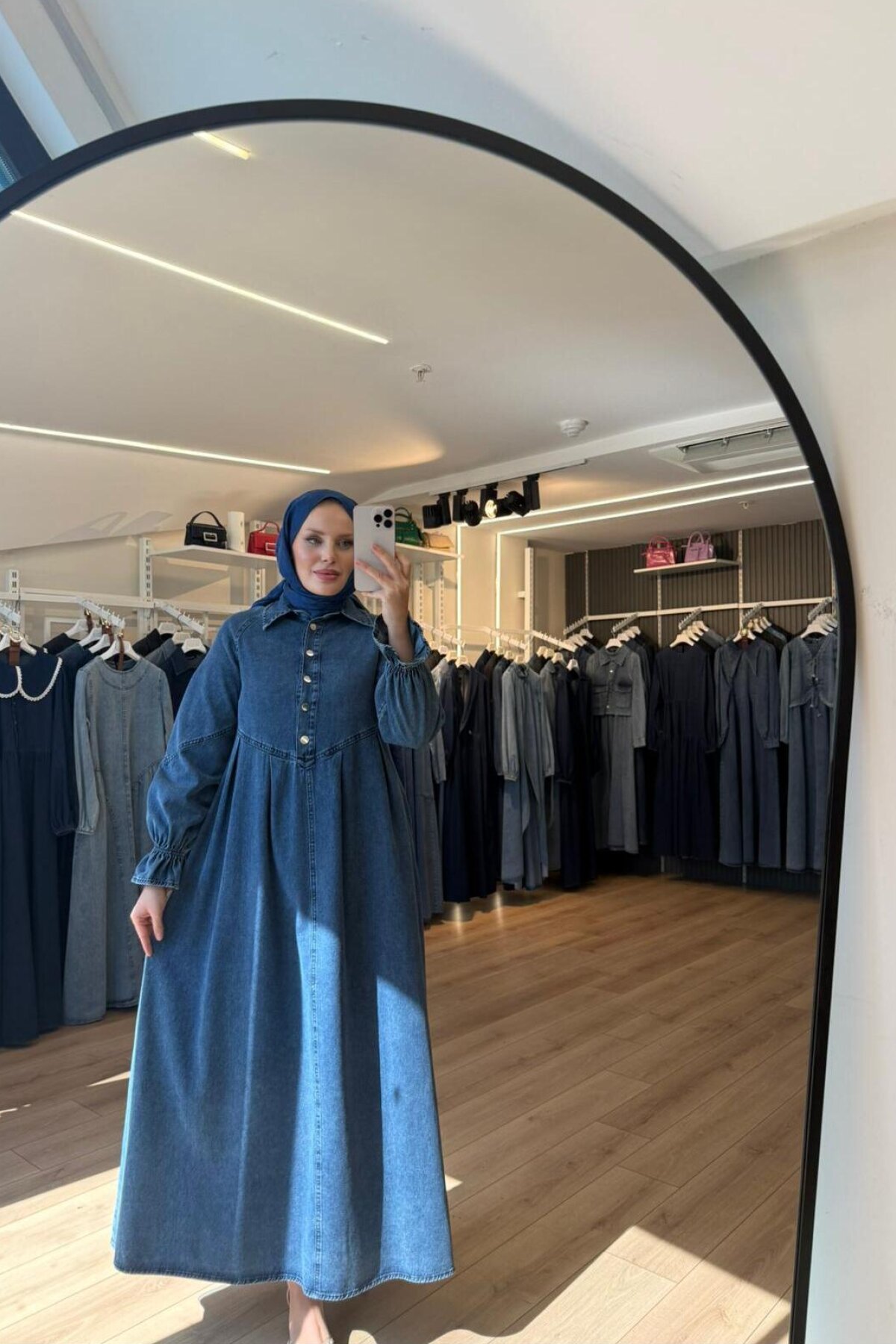 فستان دنيم أزرق محتشم بأزرار أمامية وتفاصيل كسرات - OlaLady