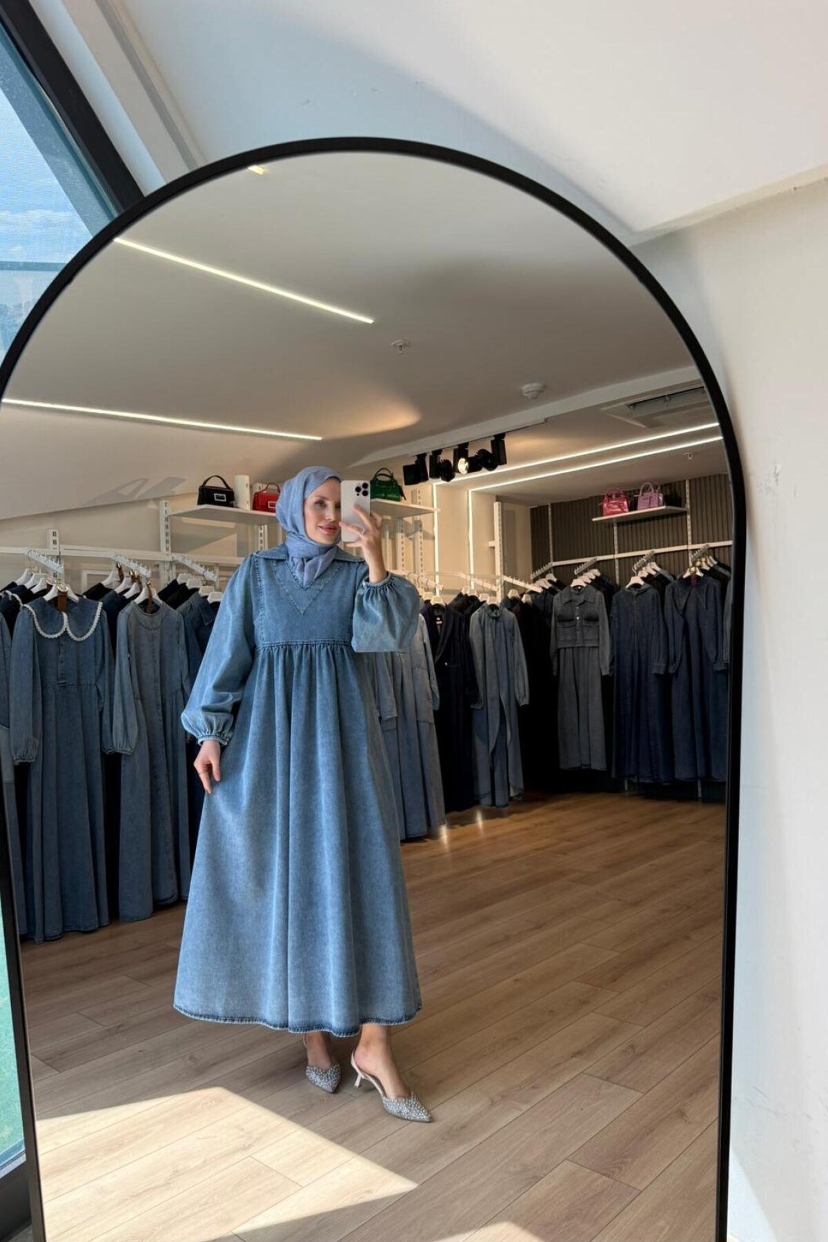 Mavi V Yaka Beli Büzgülü Geniş Kalıp Balon Kollu Denim Kot Tesettür Elbise - OlaLady