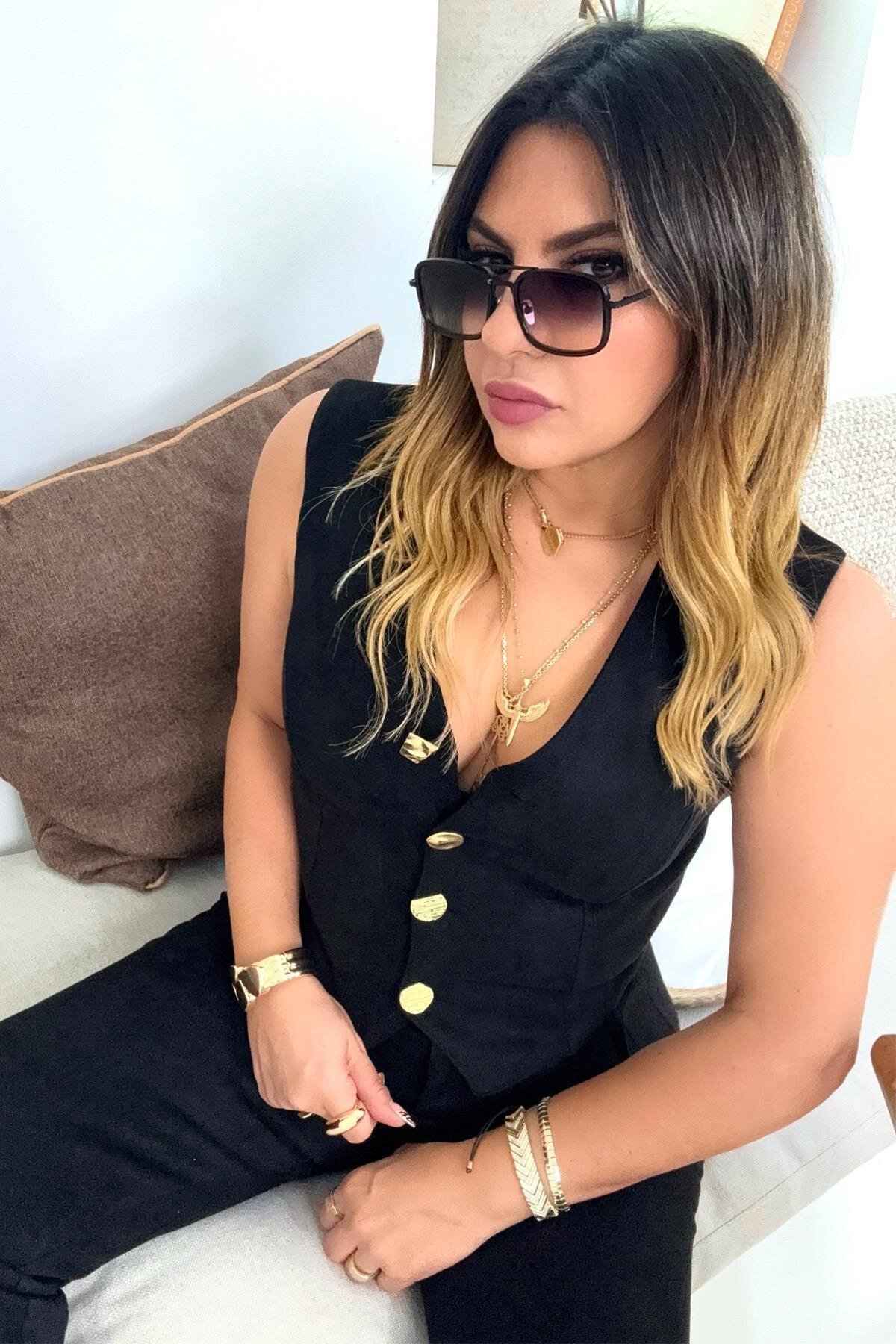طقم قطعتين بفيست أسود من الشامواه مُزرّر ومُزين بإكسسوارات - Sohotique By P