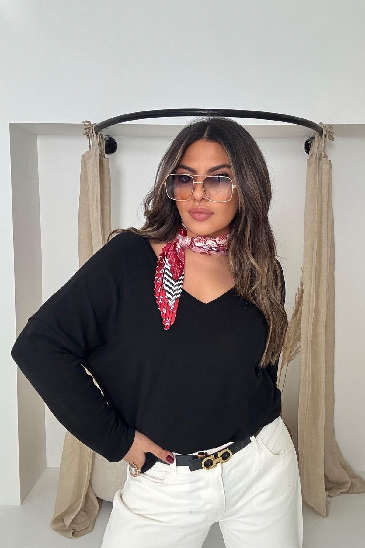 Siyah Ön Arka V Yaka Yumoş Örme Bluz - Sohotique By P