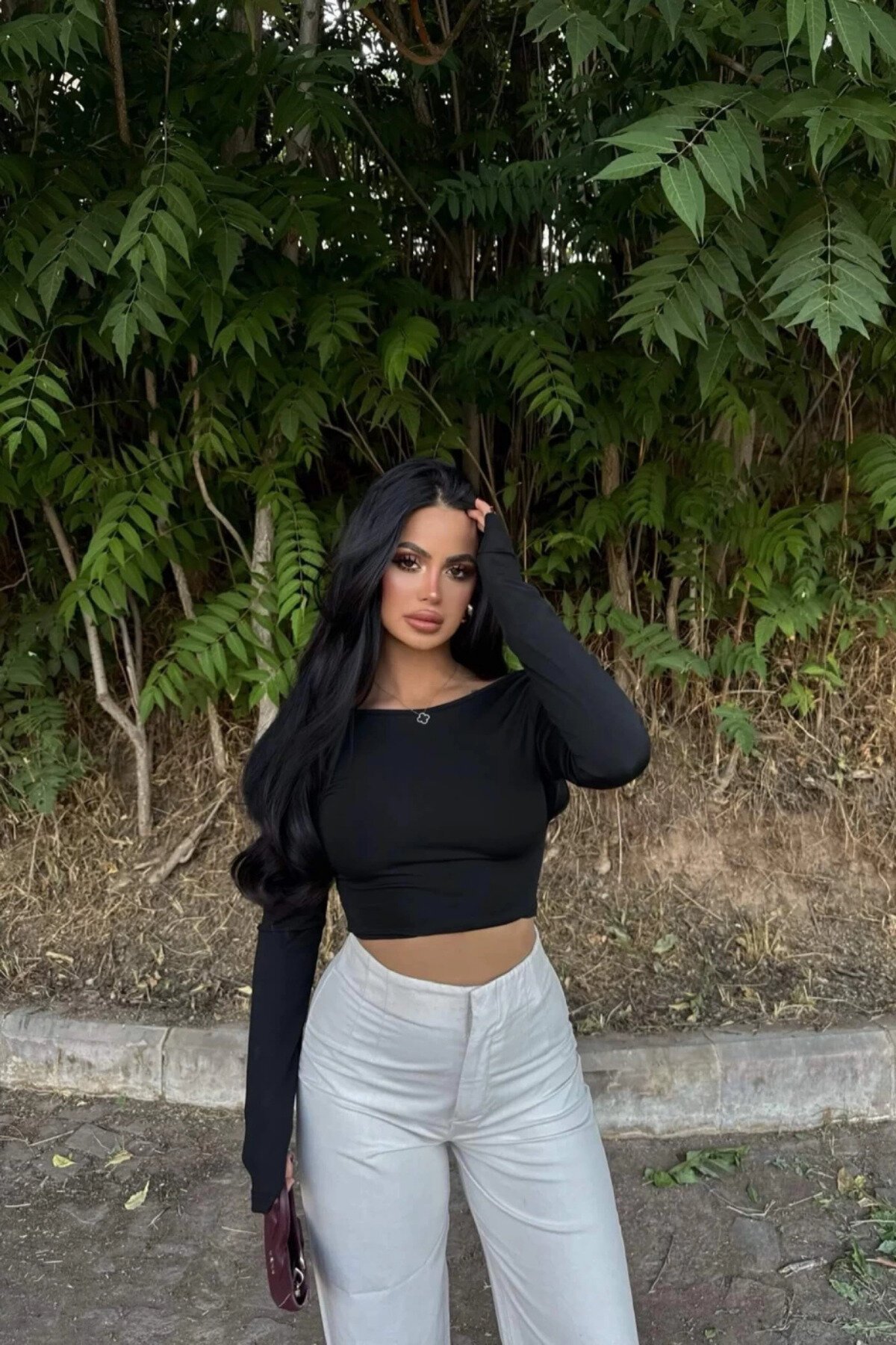 Black Low-Back Basic Crop Top - MOZENA