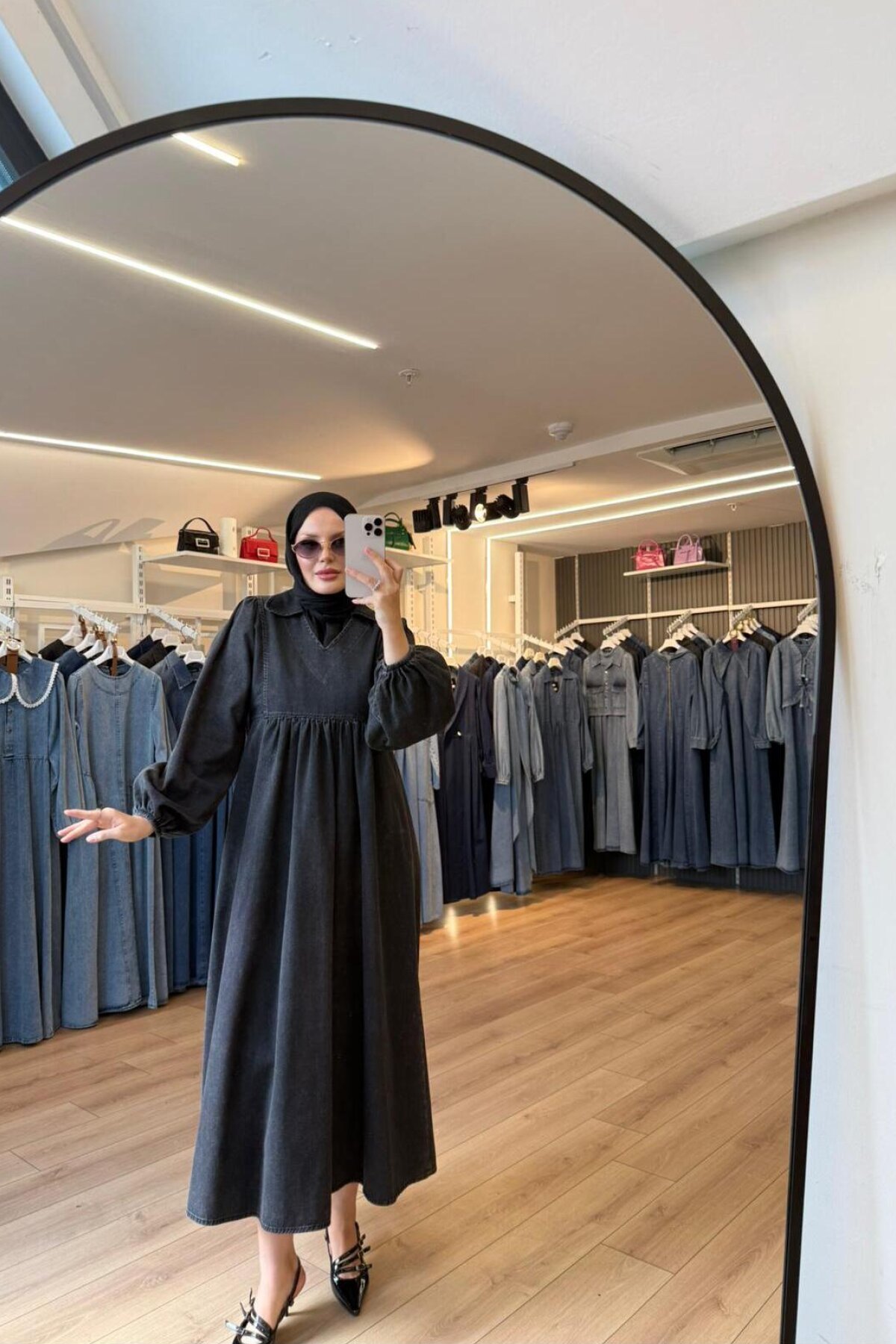 Siyah V Yaka Beli Büzgülü Geniş Kalıp Balon Kollu Denim Kot Tesettür Elbise - OlaLady
