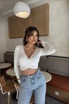 Beyaz Kruvaze Yaka Dalgıç Kumaş Basic Crop Bluz