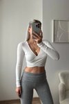 Beyaz Kruvaze Yaka Dalgıç Kumaş Crop Bluz
