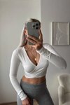 Beyaz Kruvaze Yaka Dalgıç Kumaş Crop Bluz