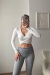 Beyaz Kruvaze Yaka Dalgıç Kumaş Crop Bluz