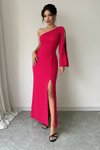 فستان سهرة فوشيا طويل بكتف واحد بأكمام مع تفصيل شق من قماش الكريب