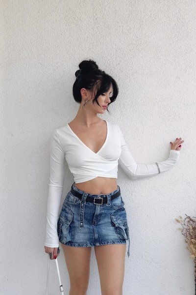 Beyaz Kruvaze Yaka Basic Dalgıç Kumaş Crop Bluz