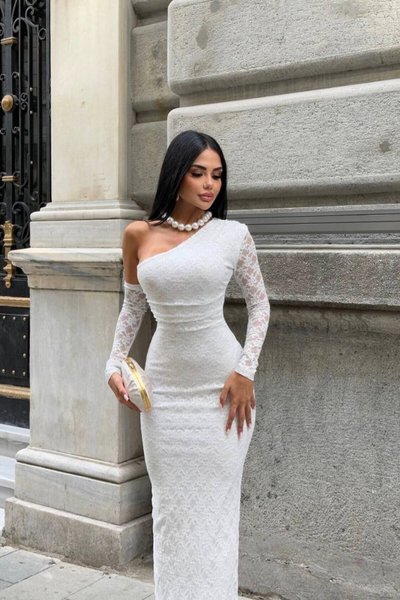 فستان سهرة أبيض طويل بكتف واحد وكم قابل للفصل وتصميم غير متماثل وبطانة دانتيل