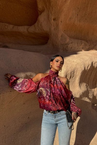 بلوزة شيفون منقوشة بلون بورجوندي بياقة عالية وأكتاف مكشوفة