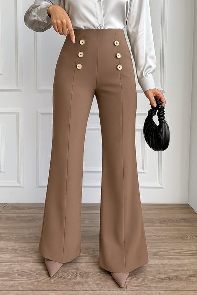 بنطلون قماش كريب بني بسحاب، بتفاصيل أزرار وحواف مزخرفة