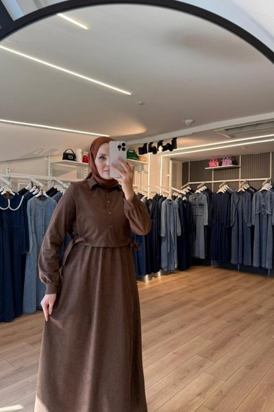 Kahverengi Yanları Bağlamalı Yelekli Süet Tesettür Elbise