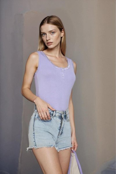 Lila Dantelli Likralı Pamuklu Body – U Yaka Kalın Askılı Tüylenmez Bluz