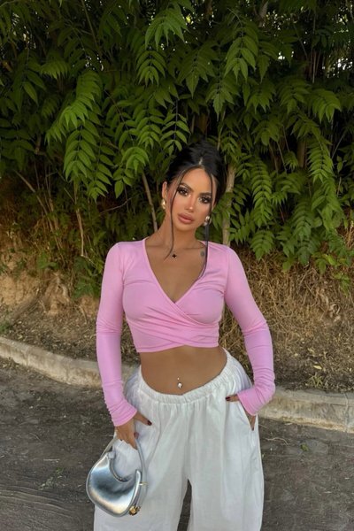 بلوزة قصيرة من السكوبا بياقة متقاطعة وردية